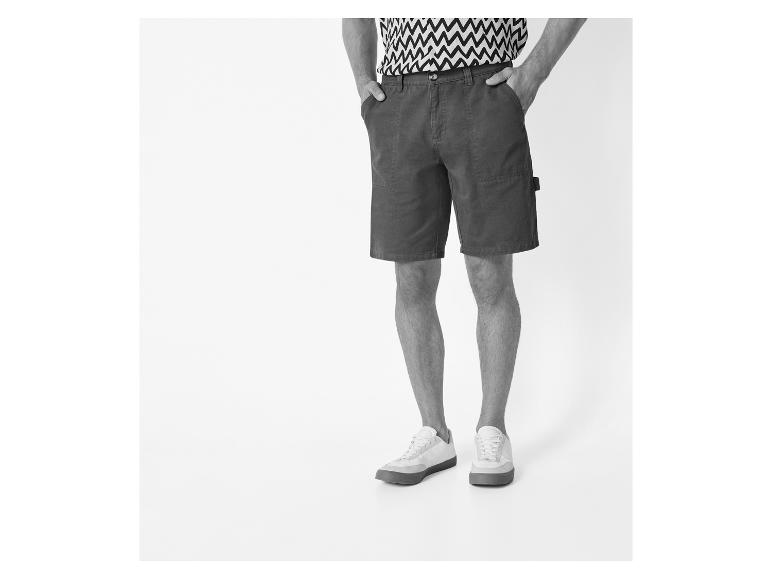 Shorts en sneakers: een casual look.