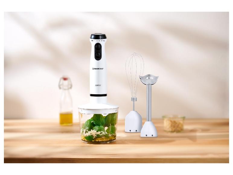 SilverCrest 600W staafmixer met accessoires op een houten tafel.