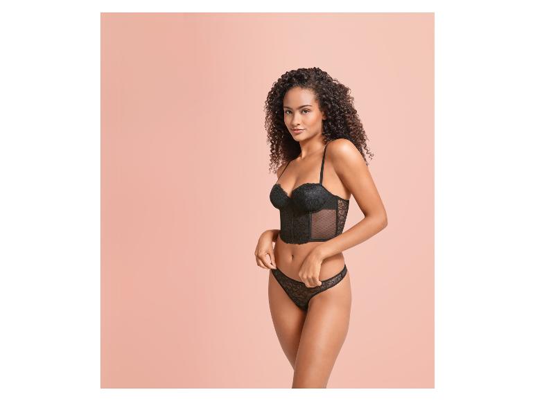 Een vrouw draagt ​​zwarte lingerie met kant en een strakke bh.
