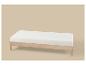 Houten bank met wit kussen op een beige achtergrond