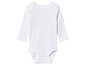 Witte baby romper met lange mouwen.