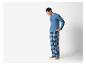 Man in blauw en zwart geruite pyjama met een T-shirt met lange mouwen.