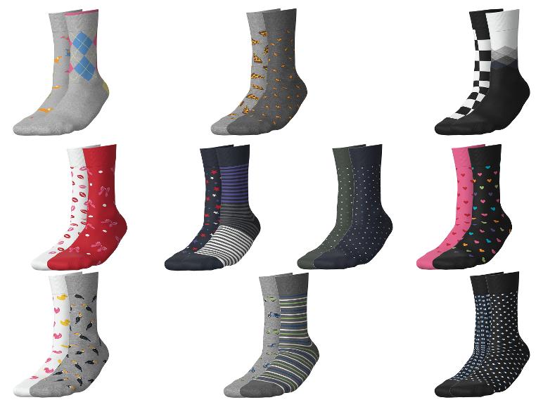 Diverse paren sokken met verschillende patronen, waaronder ruiten, pizza, harten en strepen.