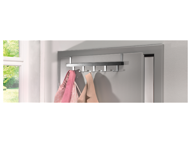 Een deurhanger met vijf metalen haken, perfect voor het ophangen van tassen en jassen.