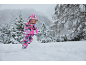 Kind in kleurrijk skipak speelt in de sneeuw, maakt een sneeuwpop.