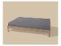 Grijs hoeslaken op een matras met een licht houten bedframe.