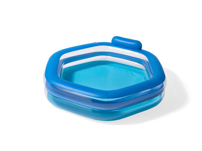 Blauw opblaasbaar zwembad met hoofdsteun, gevuld met water, op een witte achtergrond.