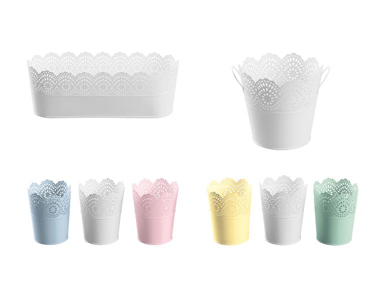 Witte en gekleurde bloempotten met een kantpatroon.