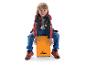 Een lachende jongen zit op een oranje XDRUM drumbox.