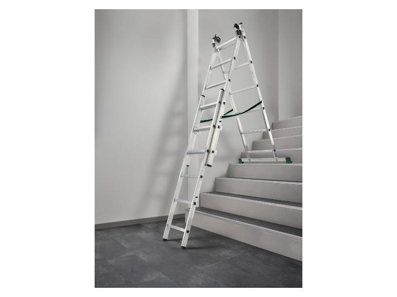 Aluminium multifunctionele telescopische ladder op een binnentrap.