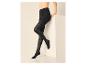 Vrouwenbenen in zwarte panty met pied-de-poule patroon