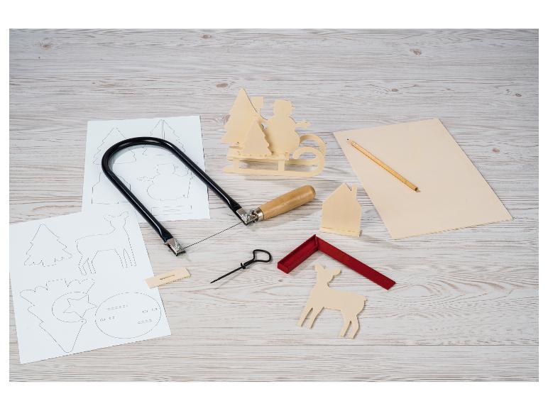 Houtsnijset met zaag, houten figuren en sjablonen op een houten tafel.