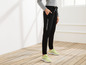 Zwarte joggingbroek met Jette Joop Sport logo en groene sneakers.