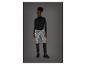 Vrouw in zwart shirt met lange mouwen en reflecterende joggingbroek met patroon.