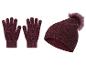 Een paar donkerrode gebreide handschoenen en een gebreide muts met een pluche pompon.