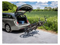 Een auto met een fietsendrager met twee fietsen erop.