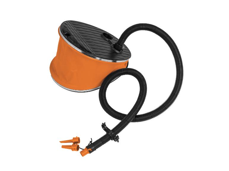 Oranje voetpomp met zwarte slang om op te blazen.
