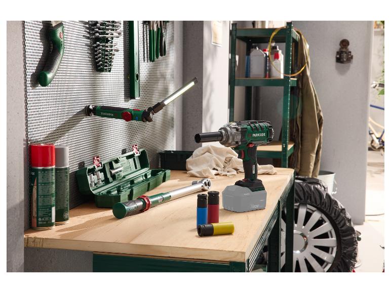 PARKSIDE 20 V accu-draaislagmoeraanzetzer op een werkbank met gereedschap.