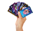 Een hand houdt een waaier van kleurrijke speelkaarten met personages vast.
