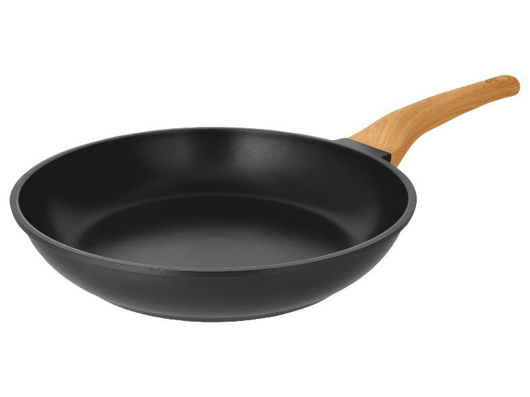 Zwarte koekenpan met houten handvat op een witte achtergrond.