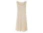 Lange beige jurk zonder mouwen.