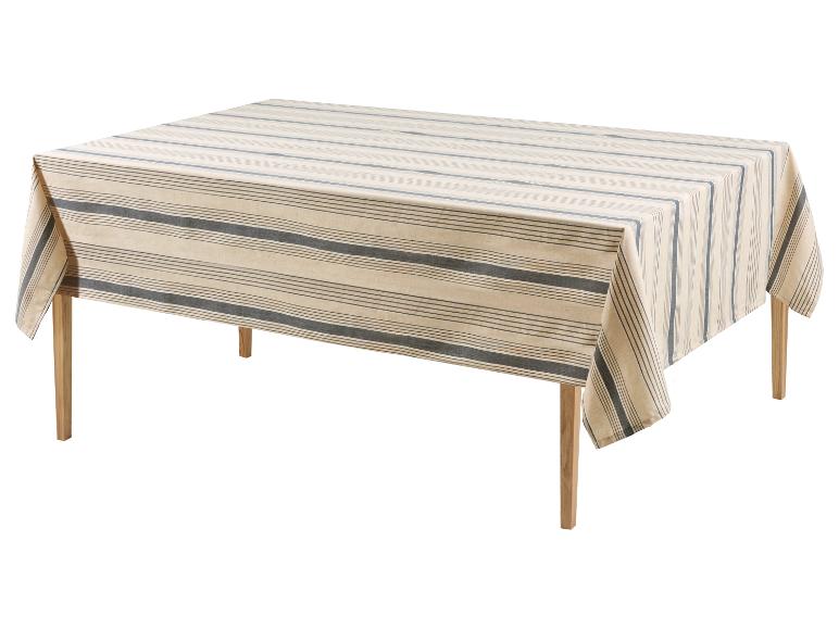 Gestreept beige en blauw tafelkleed op een houten tafel.