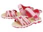 Paar roze kindersandalen met verstelbare bandjes en een gestructureerde zool.
