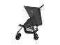Zwarte kinderwagen met zonnekap en boodschappenmand.