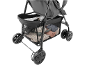 Kinderwagen met een gaasmand vol spullen, waaronder een waterfles en kleding.