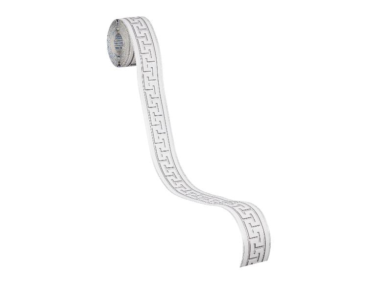 Witte decoratieve randtape met een grijs geometrisch patroon, afgerold van een spoel.