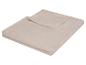 Beige, zachte faux-fur plaid opgevouwen.