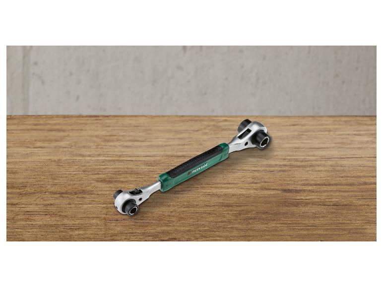 Een Parkside ratel met verwisselbare dopjes op een houten tafel.