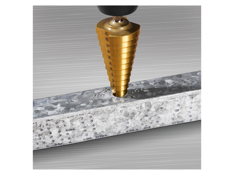 Trapboor die metaal boort.