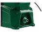 Detail van een groene waterpomp met een slangaansluiting.