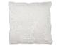 Wit decoratief kussen met witte bladpatronen.