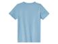 Een lichtblauwe T-shirt met korte mouwen.