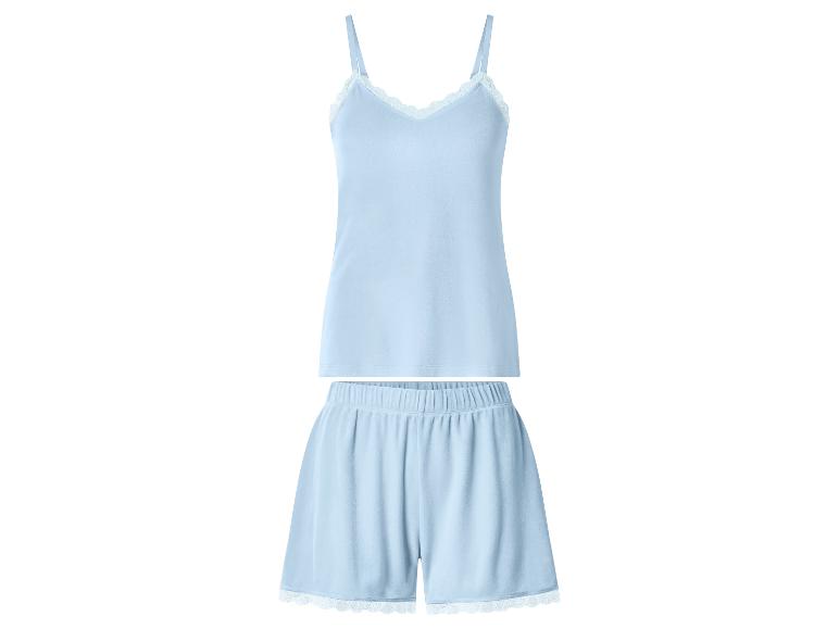Lichtblauwe pyjamaset met camisole top en short, beide afgezet met wit kant.