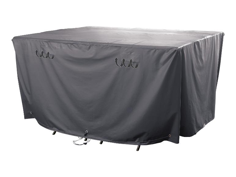 Grijze beschermhoes voor tuinmeubelen, tafel en stoelen.