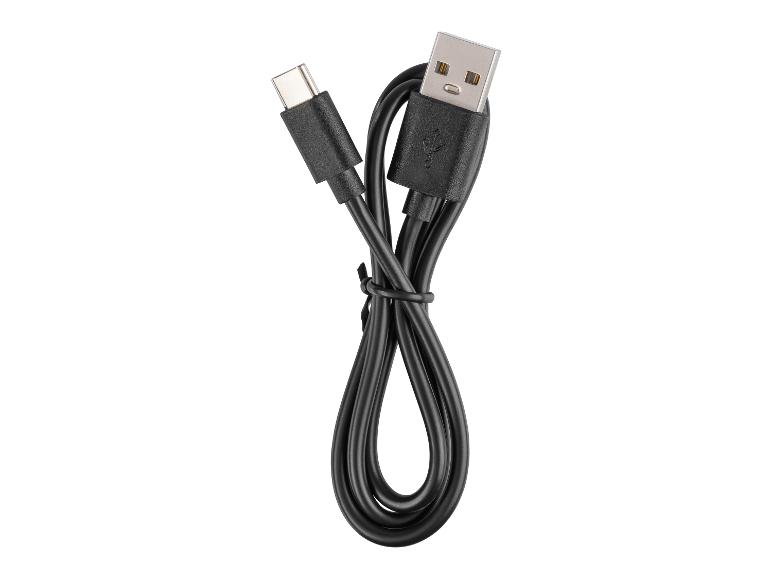 Zwarte USB-C naar USB-A kabel, opgerold en vastgezet, op een witte achtergrond.