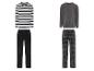 Twee sets pyjama's met lange mouwen: een met gestreepte top en zwarte broek, de andere met effen top en geruite broek.