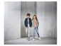 Twee kinderen dragen trendy jassen en jeans.