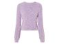 Een lichtpaarse, fluffy trui met lange mouwen.
