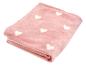 Opgevouwen roze deken met witte hartjes