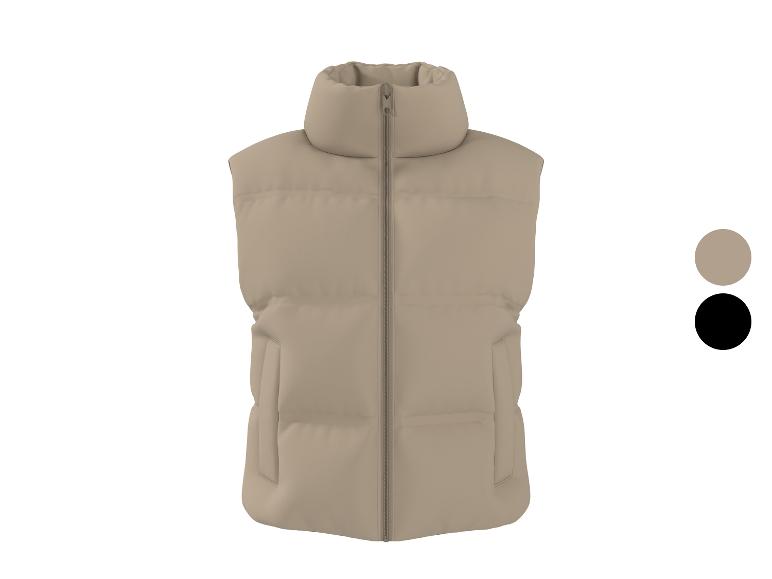 Beige gewatteerde bodywarmer met rits en opstaande kraag, ook verkrijgbaar in zwart.