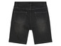 Zwarte jeans shorts, gezien vanaf de achterkant.