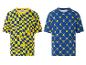 Twee Lidl t-shirts: één met geel-blauwe ruitjes, de ander donkerblauw met een herhalend Lidl patroon.