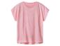 Roze T-shirt met korte mouwen en witte stippen.
