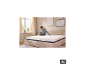 Een man zit op een bed met twee LIVARNO home-matrassen. [AI-gegenereerde afbeelding]