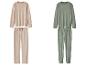 Twee velours pyjamasets, één beige en één mintgroen met stippen.