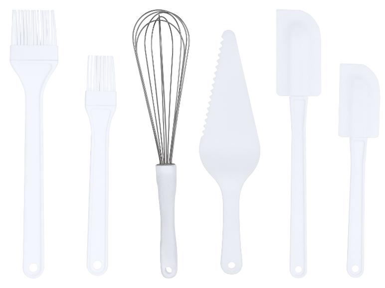 Set witte keukenhulpmiddelen inclusief twee bakkwasten, een garde, een taartschep en twee spatels.